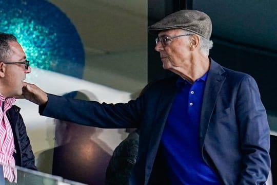 Franz Beckenbauer (r) auf der Tribüne in Sinsheim.