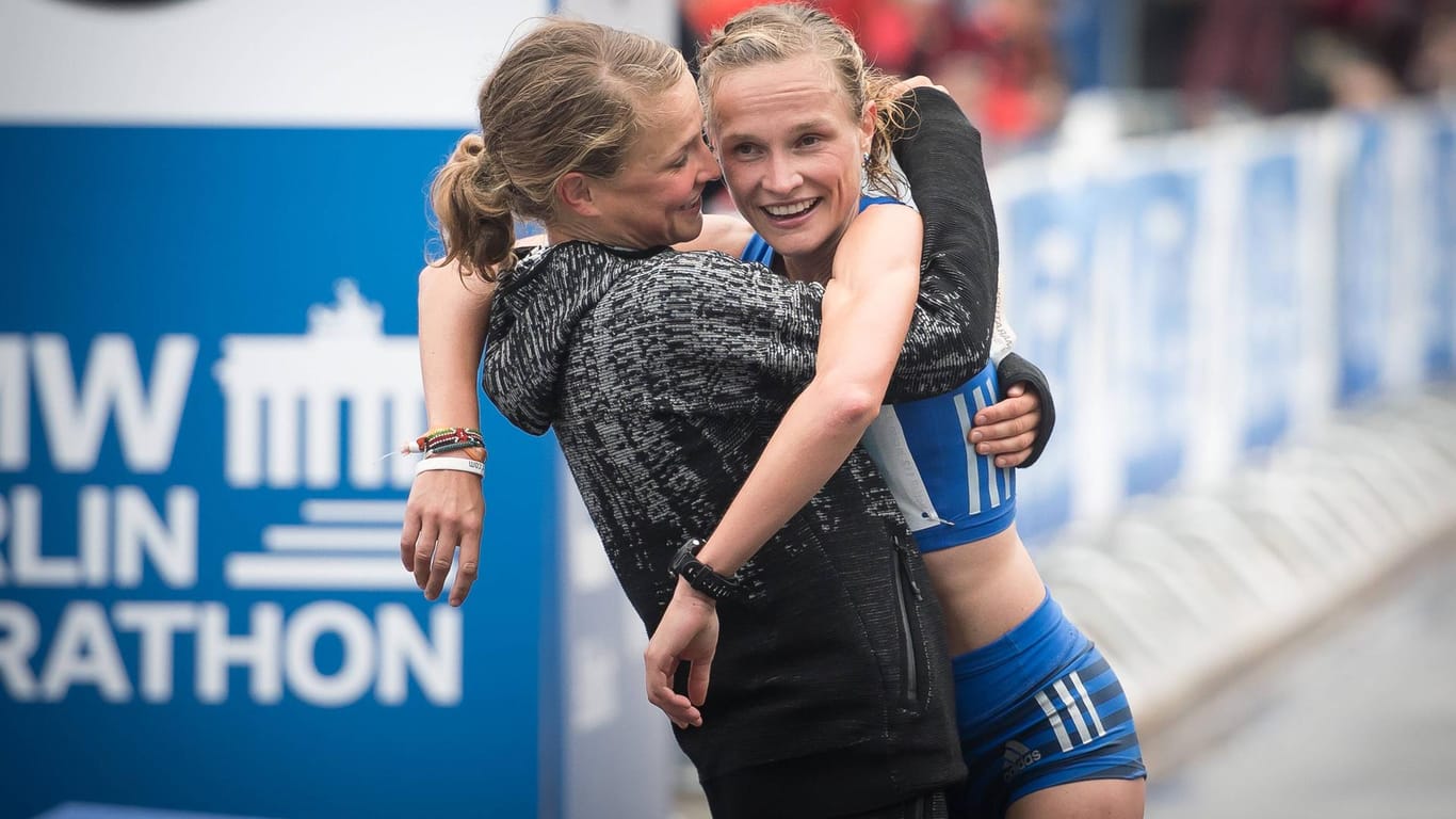 Völlig erschöpft: Lisa Hahner (l.) nahm ihre Zwillingsschwester Anna beim Berlin-Marathon 2017 im Ziel in Empfang.