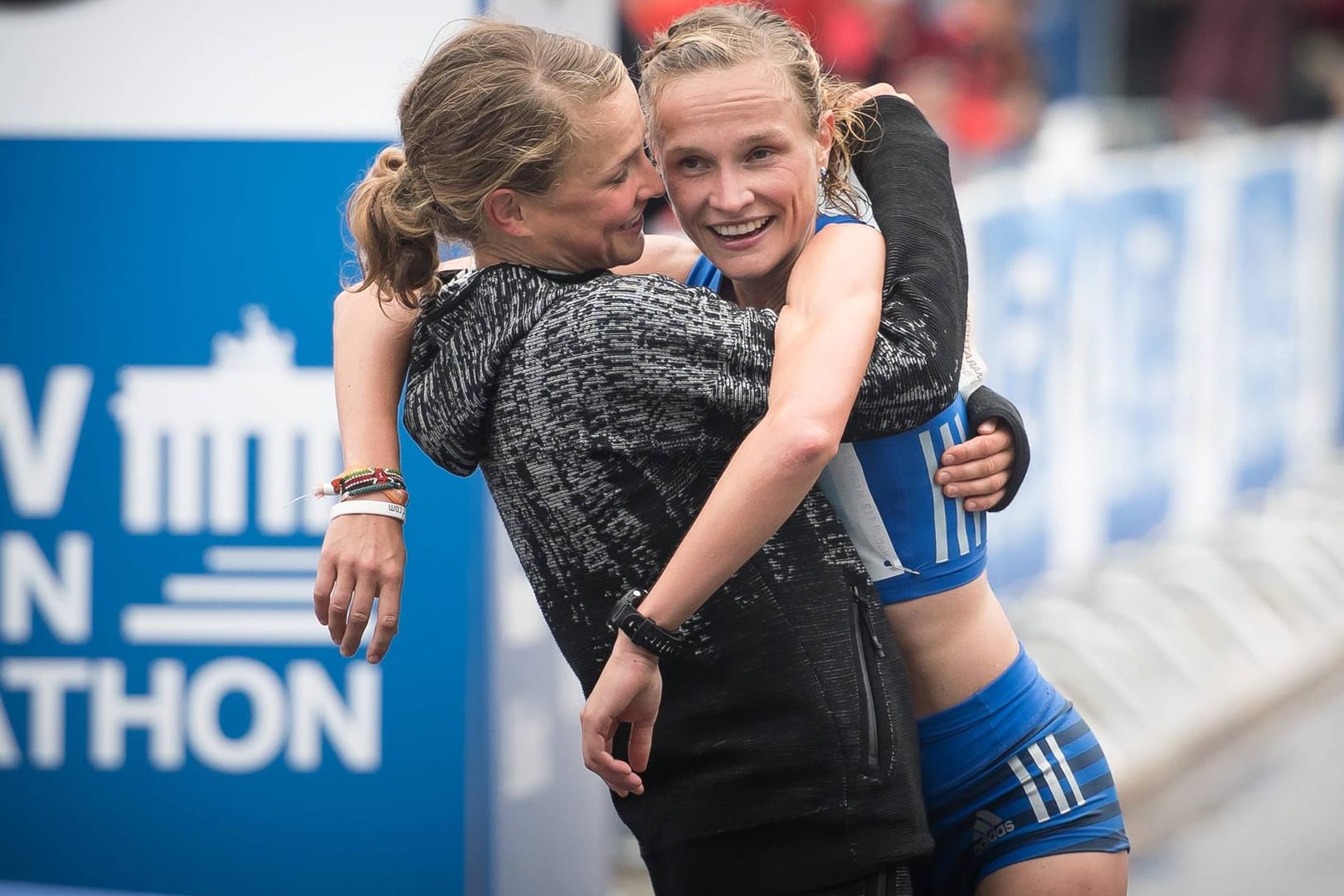 Völlig erschöpft: Lisa Hahner (l.) nahm ihre Zwillingsschwester Anna beim Berlin-Marathon 2017 im Ziel in Empfang.