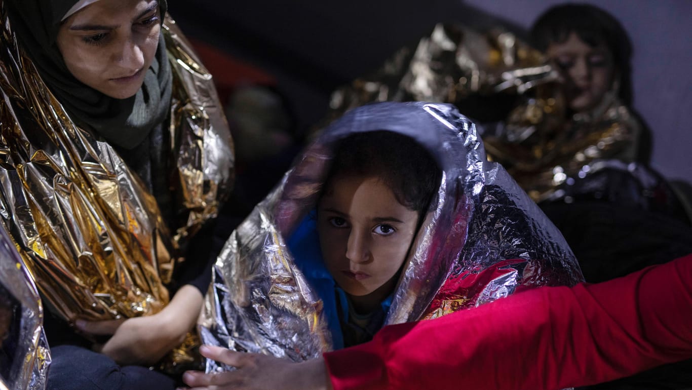 Ein irakisches Mädchen in einem Boot vor der griechischen Insel Samos: Allein im August kamen laut UN 8.103 Menschen auf den griechischen Inseln an.