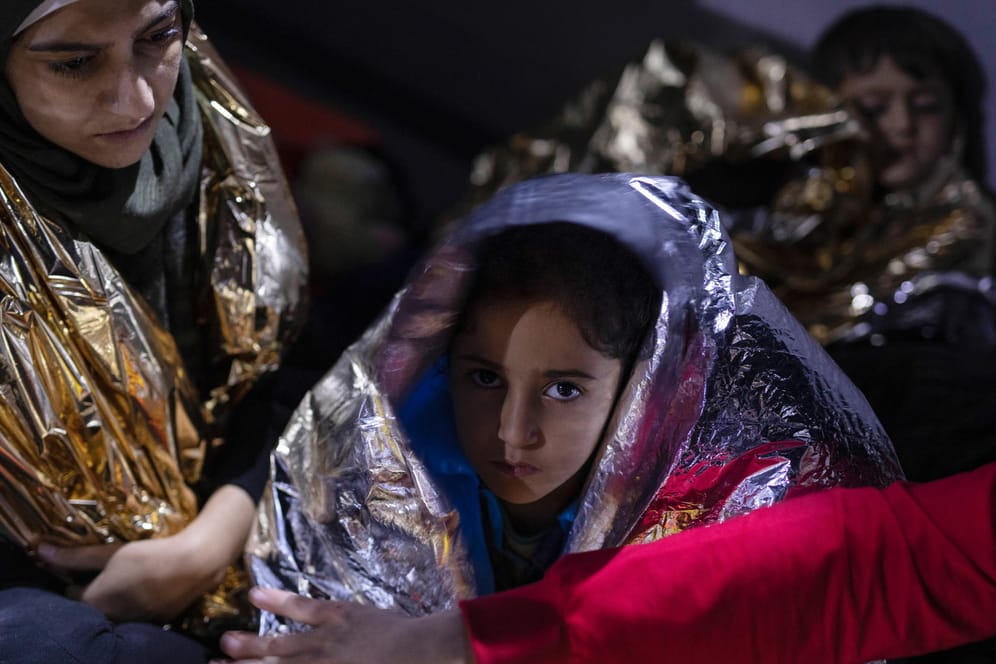 Ein irakisches Mädchen in einem Boot vor der griechischen Insel Samos: Allein im August kamen laut UN 8.103 Menschen auf den griechischen Inseln an.