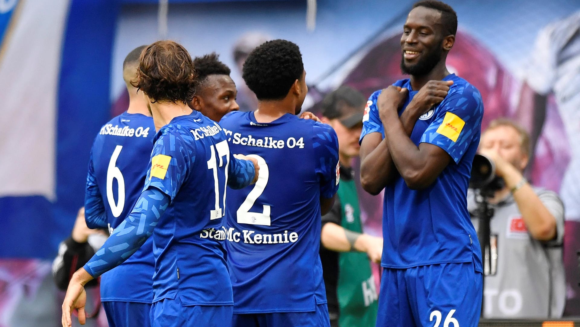 Freude in Königsblau: Salif Sané (l.) erzielte den Schalker Führungstreffer in Leipzig.