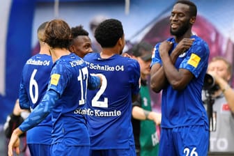 Freude in Königsblau: Salif Sané (l.) erzielte den Schalker Führungstreffer in Leipzig.