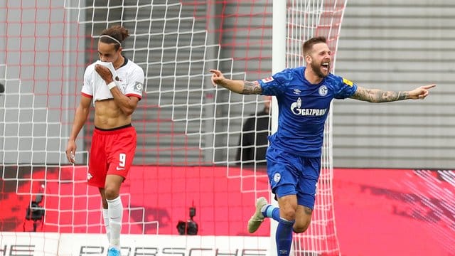 Schalkes Guido Burgstaller (r) jubelt nach dem Tor zum 0:1 durch seinen Teamkollegen Sane.