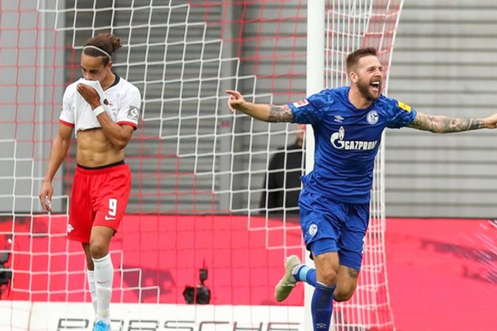 Schalkes Guido Burgstaller (r) jubelt nach dem Tor zum 0:1 durch seinen Teamkollegen Sane.