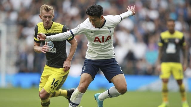 Tottenhams Son Heung-min (r) behauptet den Ball gegen Southamptons James Ward-Prowse (l). Tottenhams Son Heung-min (r) behauptet den Ball gegen Southamptons James Ward-Prowse (l).