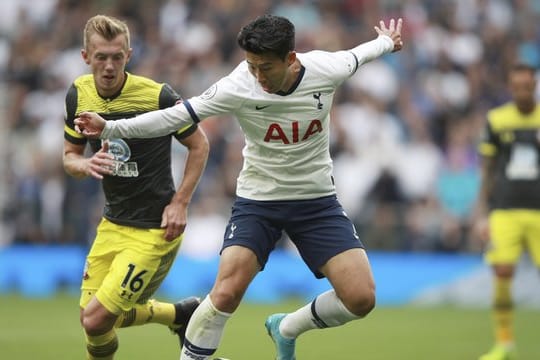 Tottenhams Son Heung-min (r) behauptet den Ball gegen Southamptons James Ward-Prowse (l).