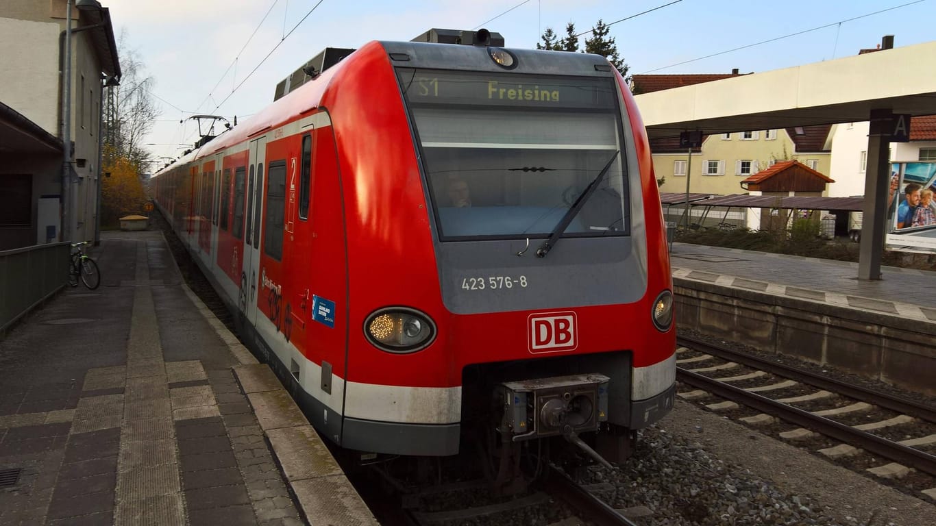 Ein Zug der Münchner S-Bahn: Am Bahnhof Laim kam es am Freitagabend zu einem tödlichen Ziwschenfall. (Symbolfoto)