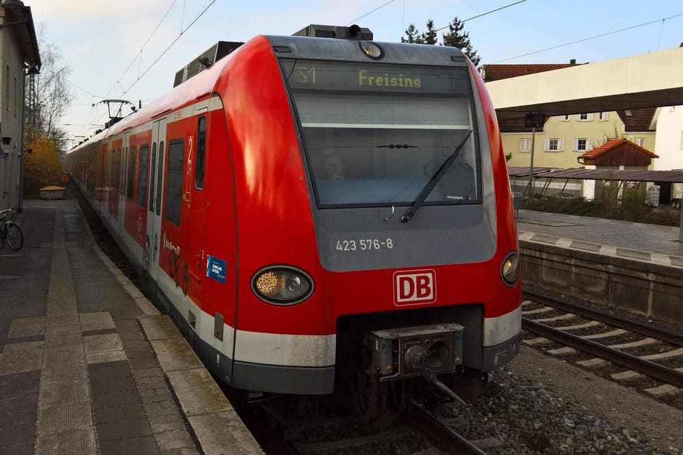 Ein Zug der Münchner S-Bahn: Am Bahnhof Laim kam es am Freitagabend zu einem tödlichen Ziwschenfall. (Symbolfoto)