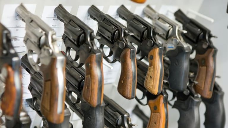 Revolver hängen in der Waffenkammer des Landeskriminalamts Mecklenburg-Vorpommern.