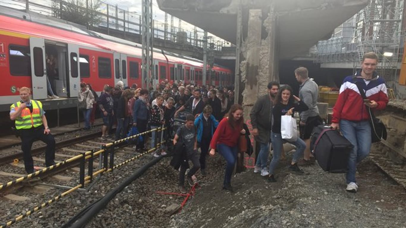 Passagiere verlassen die defekte S-Bahn, die unter dem Stuttgarter Hauptbahnhof stehengeblieben war.
