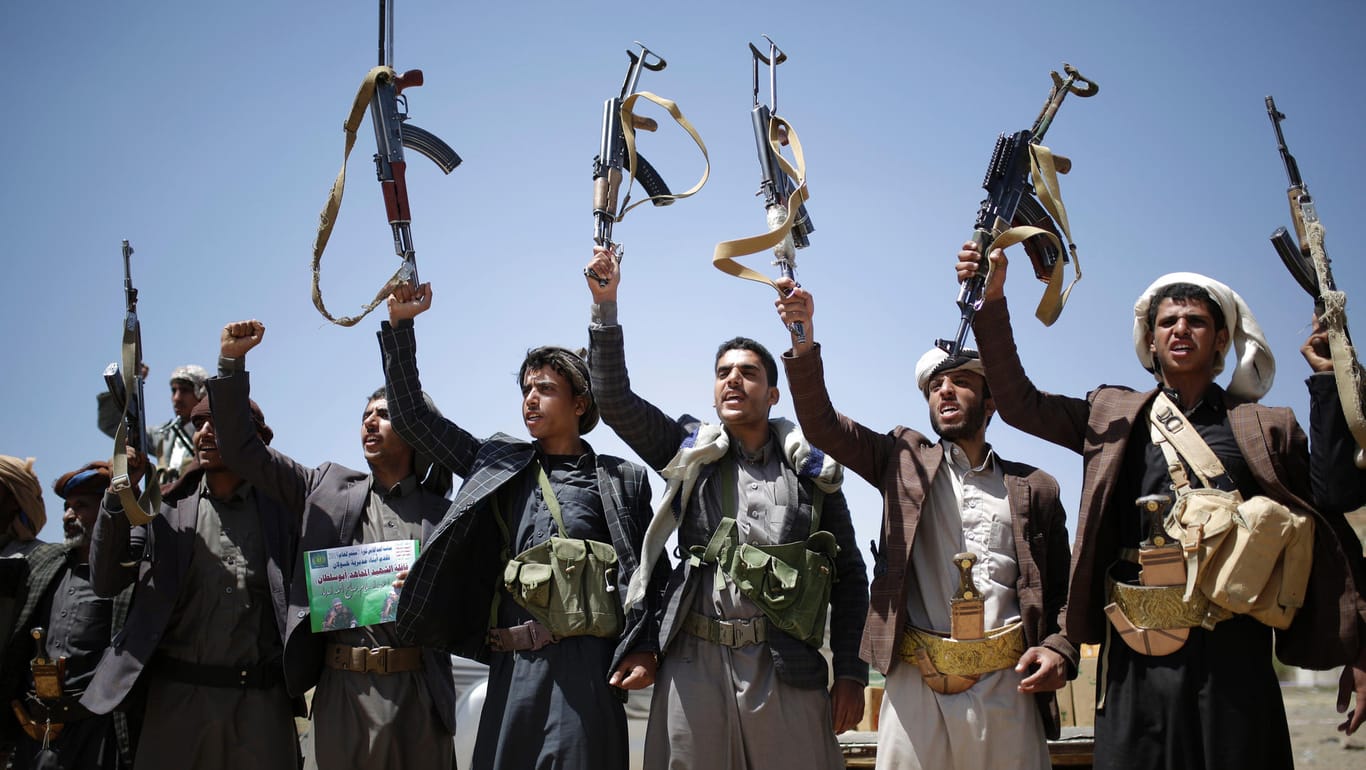 Anhänger der Huthi-Rebellen halten in der jemenitischen Hauptstadt Sanaa Gewehre in die Luft: Der Krieg hat das Land in eine humanitäre Katastrophe gestürzt. (Symbolfoto)