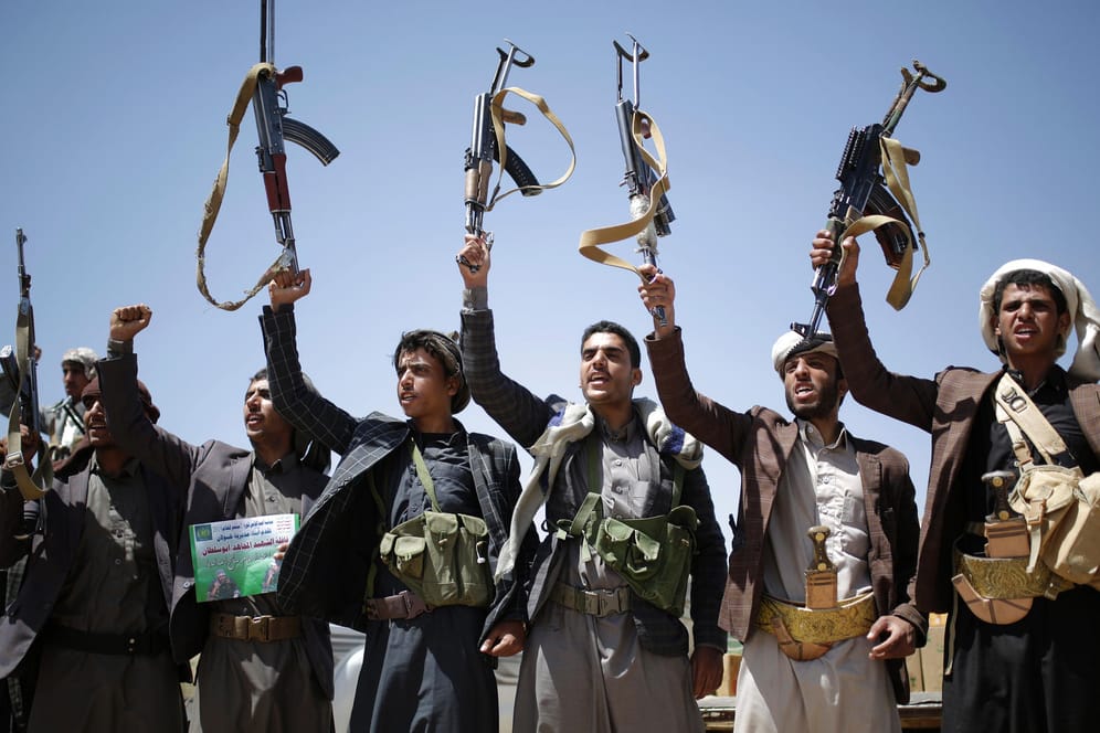 Anhänger der Huthi-Rebellen halten in der jemenitischen Hauptstadt Sanaa Gewehre in die Luft: Der Krieg hat das Land in eine humanitäre Katastrophe gestürzt. (Symbolfoto)