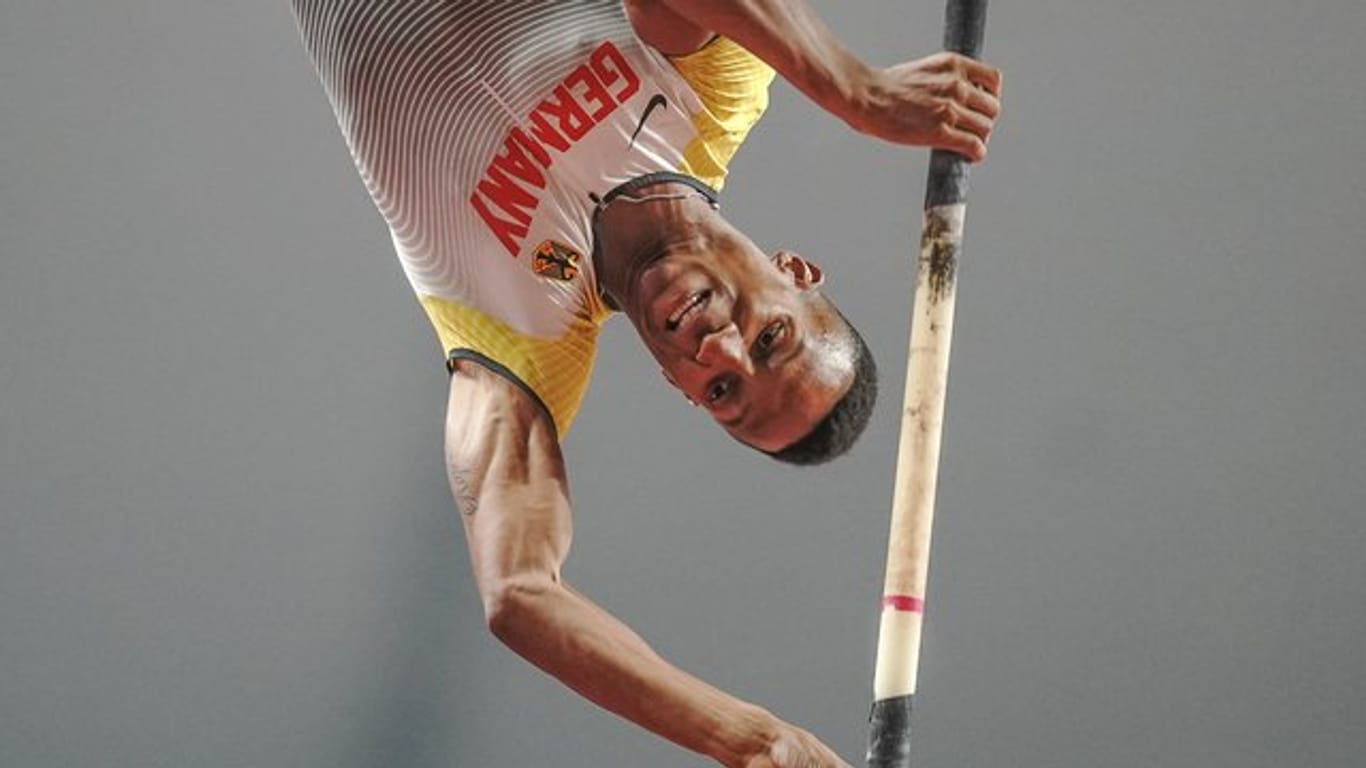 Raphael Holzdeppe hat bei der Leichtathletik-WM in Doha das Finale im Stabhochsprung erreicht.