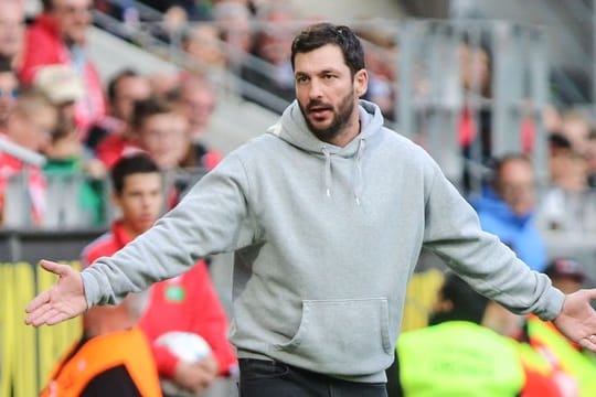Trainer Sandro Schwarz von Mainz 05 hat die Gelb-Rote Karte bekommen.