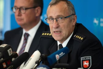Thomas Rath (r.), Leiter der Polizeiinspektion Göttingen, bei einer Pressekonferenz am Samstag: Der 52-jährige Verdächtige äußerte sich bislang nicht.