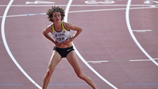 Alina Reh krümmt sich vor Schmerzen auf der Laufbahn im Stadion.