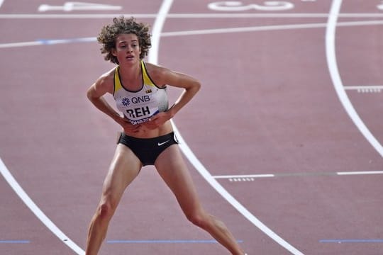 Alina Reh krümmt sich vor Schmerzen auf der Laufbahn im Stadion.