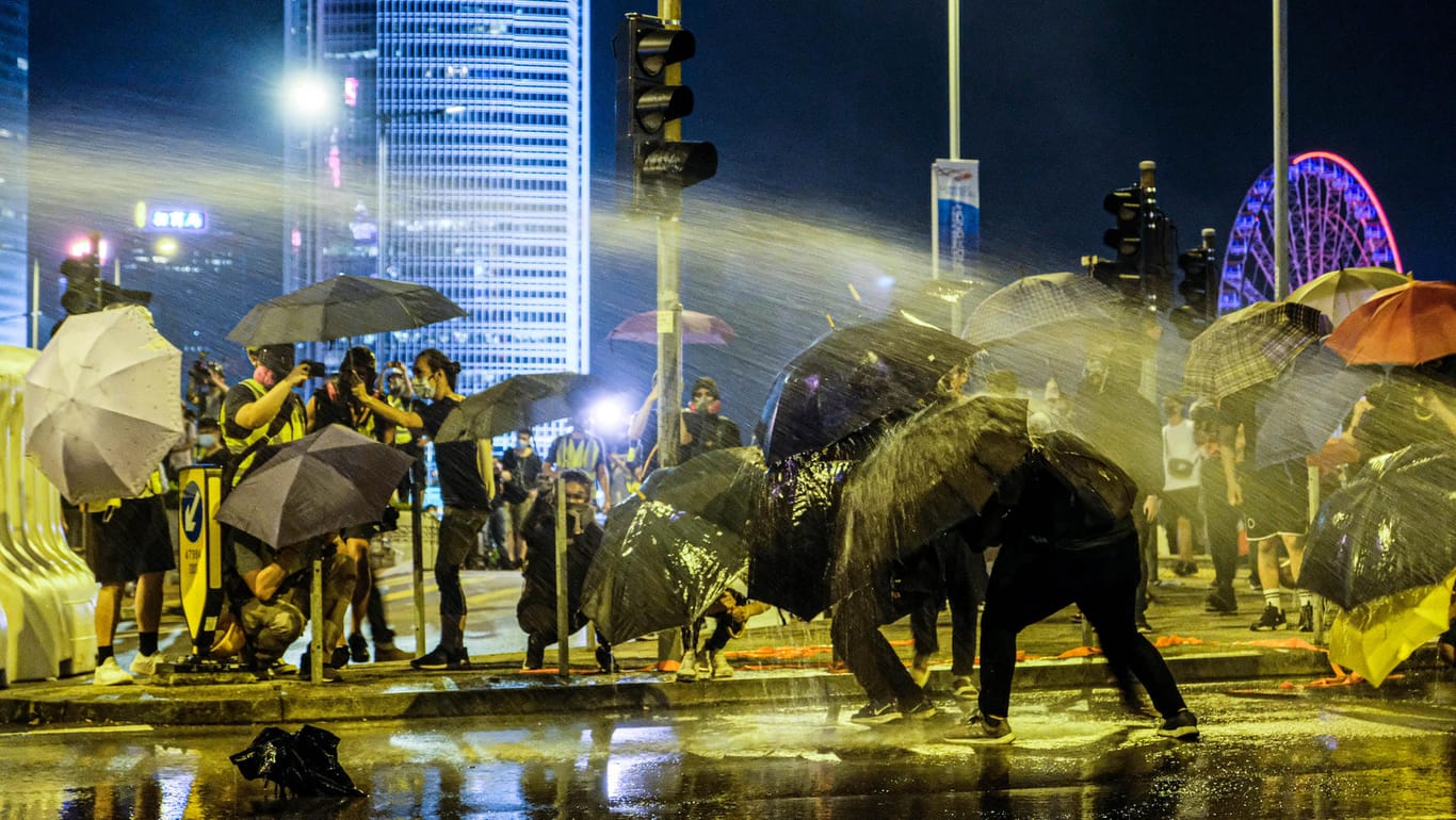 Wasserwerfer gegen Demonstranten: Nach einer friedlichen Kundgebung zum fünften Jahrestag der "Regenschirmbewegung" eskalierte die Lage in Hongkong wieder.