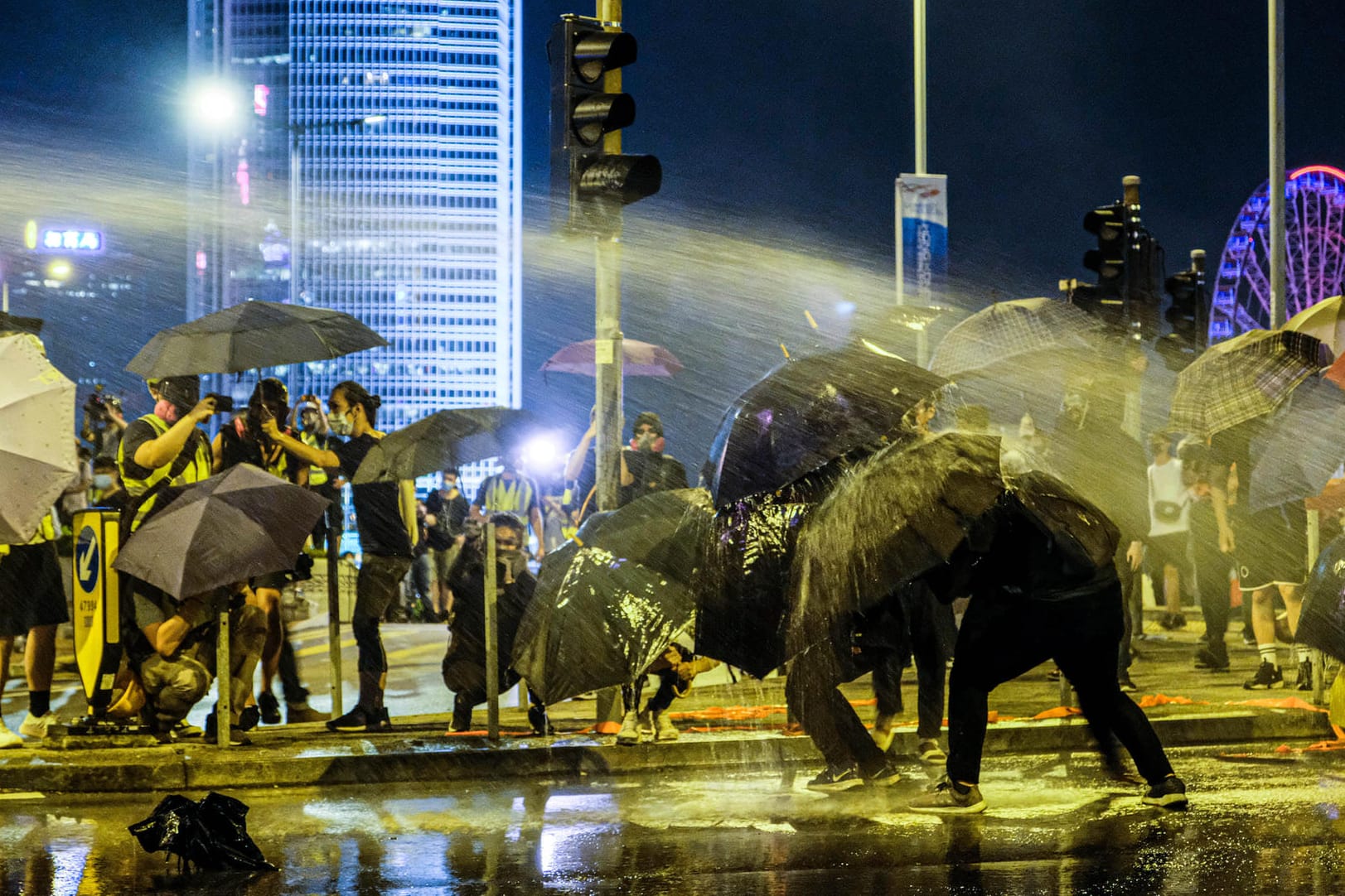 Wasserwerfer gegen Demonstranten: Nach einer friedlichen Kundgebung zum fünften Jahrestag der "Regenschirmbewegung" eskalierte die Lage in Hongkong wieder.