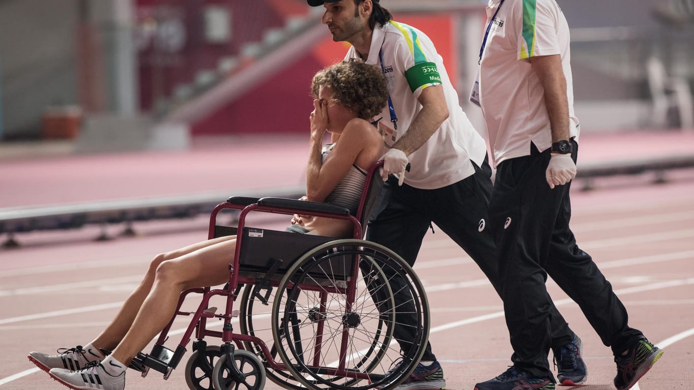 Dramatische Szenen: Alina Reh musste das 10.000-Meter-Rennen nach 13 von 25 Runden wegen Bauchkrämpfen beenden.