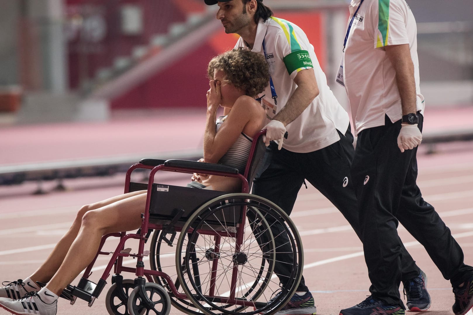 Dramatische Szenen: Alina Reh musste das 10.000-Meter-Rennen nach 13 von 25 Runden wegen Bauchkrämpfen beenden.