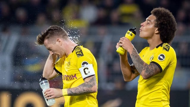 Die Dortmunder Marco Reus (l) und Axel Witsel erfrischen sich nach der Partie gegen den SV Werder Bremen. Die Dortmunder Marco Reus (l) und Axel Witsel erfrischen sich nach der Partie gegen den SV Werder Bremen.