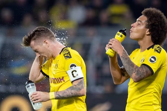 Die Dortmunder Marco Reus (l) und Axel Witsel erfrischen sich nach der Partie gegen den SV Werder Bremen.