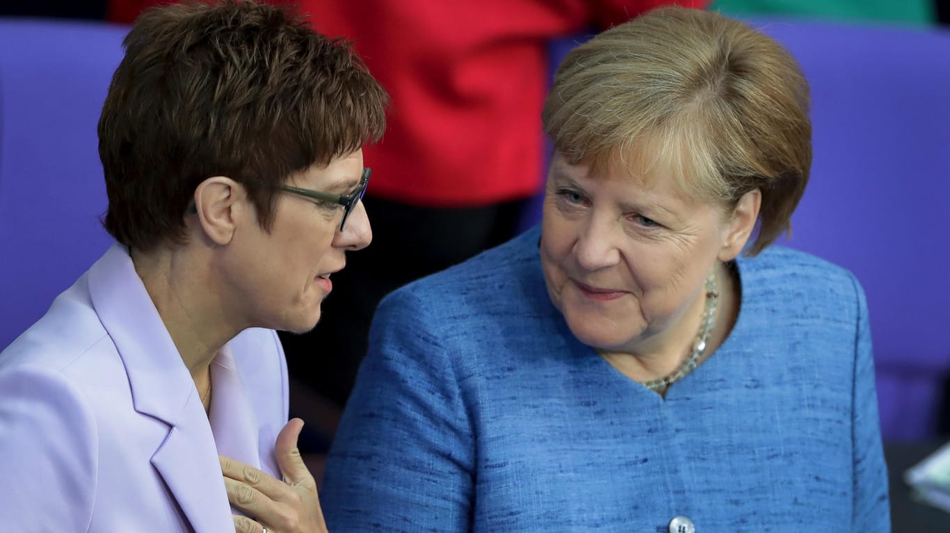 Annegret Kramp-Karrenbauer im Gespräch mit Angela Merkel: Kramp-Karrenbauer weist Spekulationen um ein Zerwürfnis mit der Kanzlerin zurück.