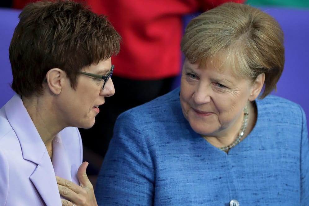 Annegret Kramp-Karrenbauer im Gespräch mit Angela Merkel: Kramp-Karrenbauer weist Spekulationen um ein Zerwürfnis mit der Kanzlerin zurück.