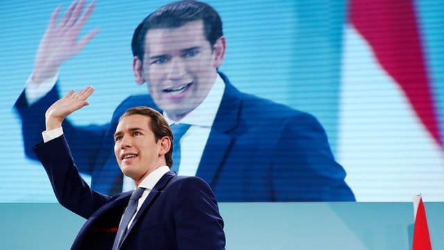 ÖVP-Chef Sebastian Kurz winkt seinen Anhängern zu.