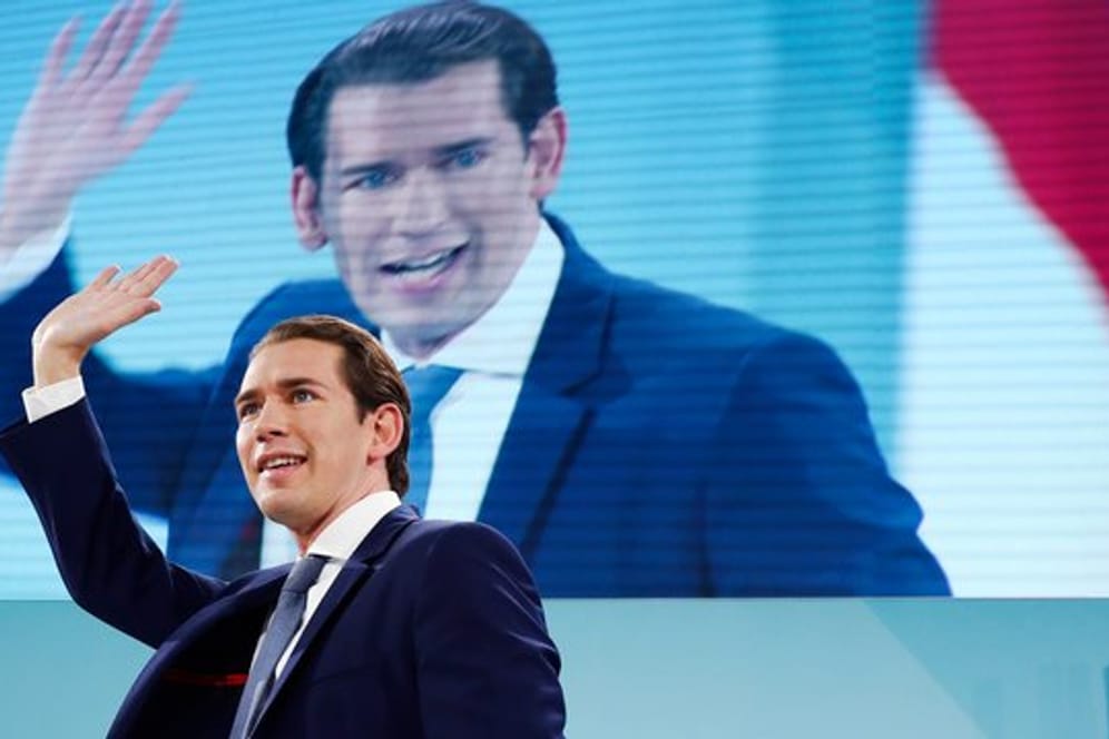 ÖVP-Chef Sebastian Kurz winkt seinen Anhängern zu.