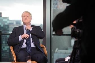 Premier Boris Johnson richtet seine Krawatte vor seinem Auftritt in der Andrew Marr Show auf dem Sender BBC in Media City in Salford.