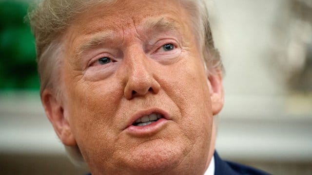 US-Präsident Donald Trump nennt den Vorstoß der Demokraten gegen ihn den "größten Betrug in der Geschichte der amerikanischen Politik". US-Präsident Donald Trump nennt den Vorstoß der Demokraten gegen ihn den "größten Betrug in der Geschichte der amerikanischen Politik".