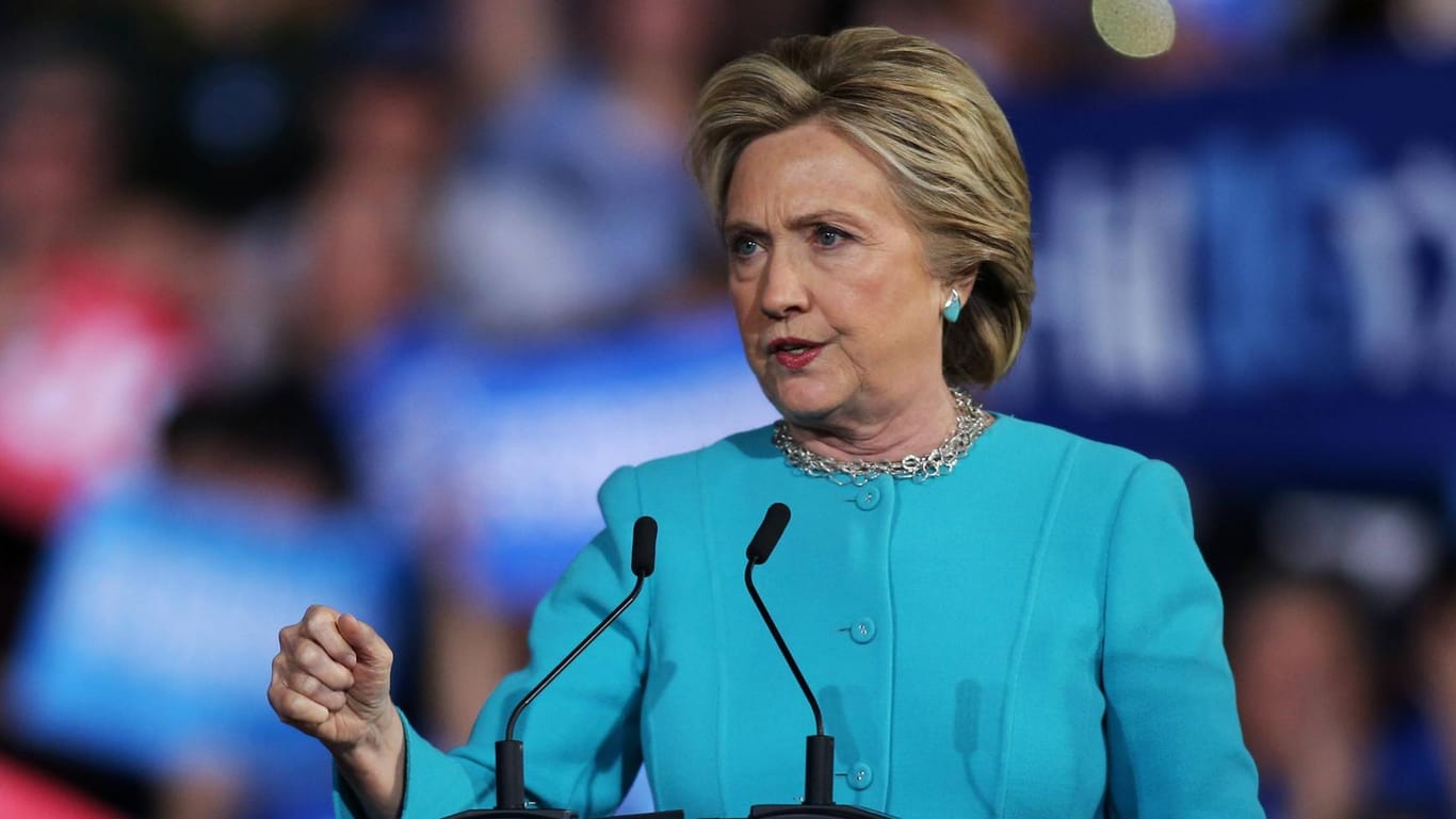 Hillary Clinton während des Wahlkampfs 2016: Die Affäre um ihre E-Mails beschäftigt das US-Außenministerium auch 2019 noch. (Symbolbild)
