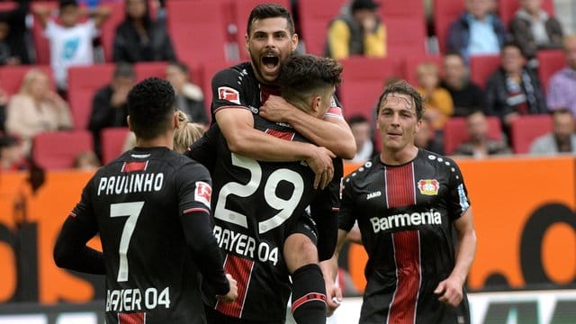 Die Spieler von Bayer Leverkusen feiern den Sieg beim FC Augsburg.