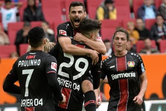 Die Spieler von Bayer Leverkusen feiern den Sieg beim FC Augsburg.