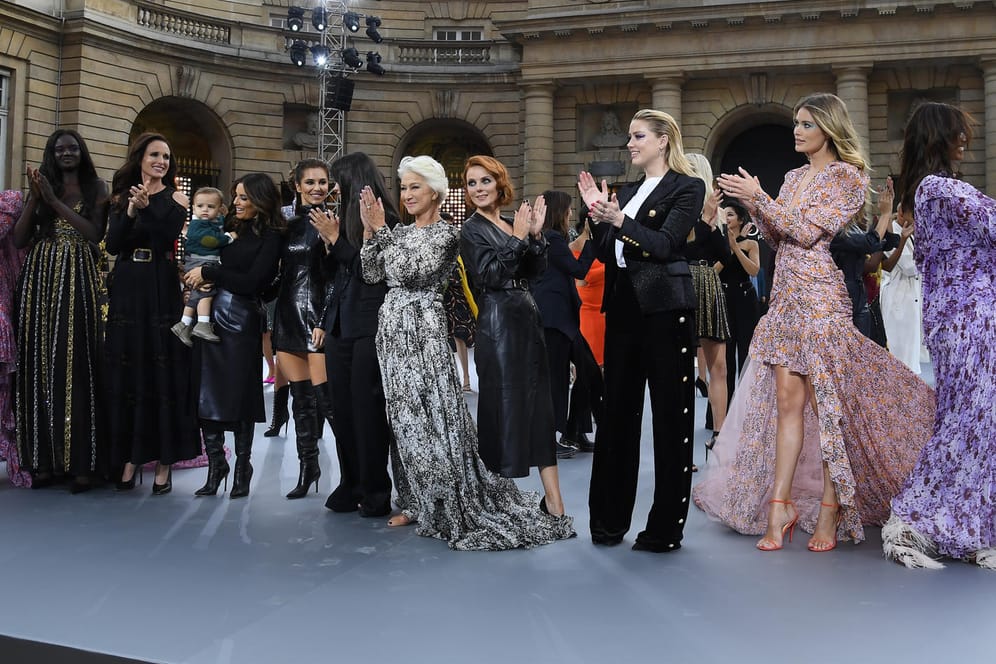 Das Finale der "Le Defile L'Oreal Paris"-Show auf der Fashion Week: Unter all den internationalen Stars tummelt sich auch Iris Berben.
