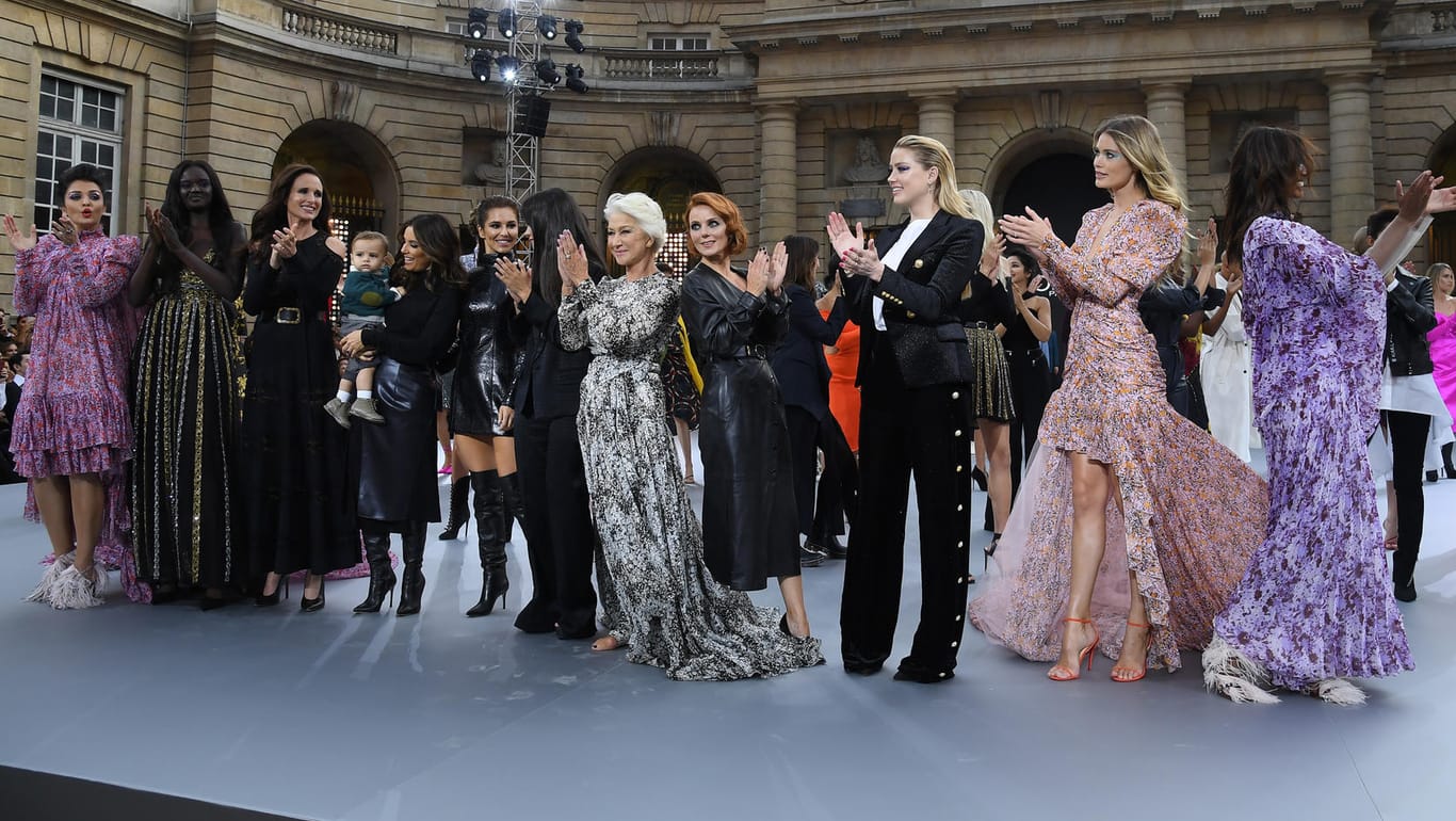Das Finale der "Le Defile L'Oreal Paris"-Show auf der Fashion Week: Unter all den internationalen Stars tummelt sich auch Iris Berben.