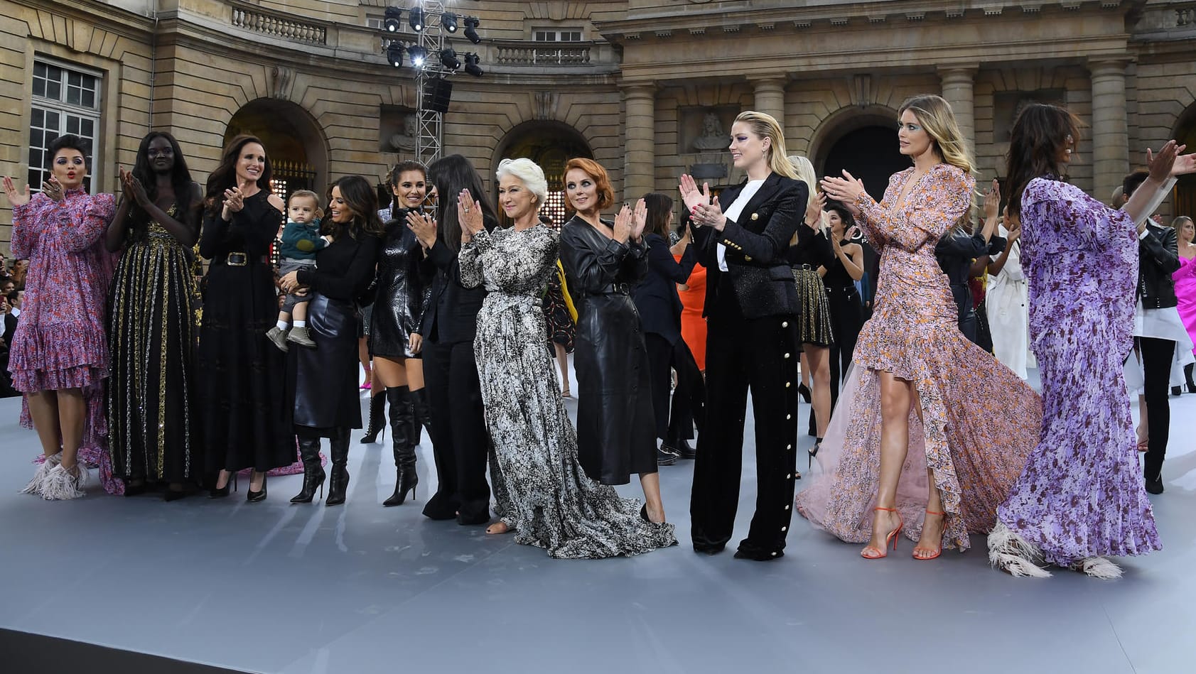 Das Finale der "Le Defile L'Oreal Paris"-Show auf der Fashion Week: Unter all den internationalen Stars tummelt sich auch Iris Berben.