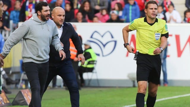 Der Mainzer Trainer Sandro Schwarz beschwert sich bei Schiedsrichter Felix Brych.