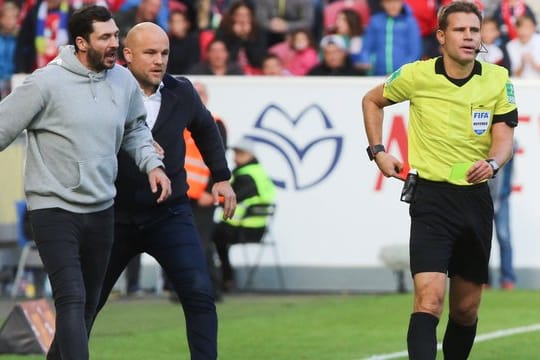 Der Mainzer Trainer Sandro Schwarz beschwert sich bei Schiedsrichter Felix Brych.