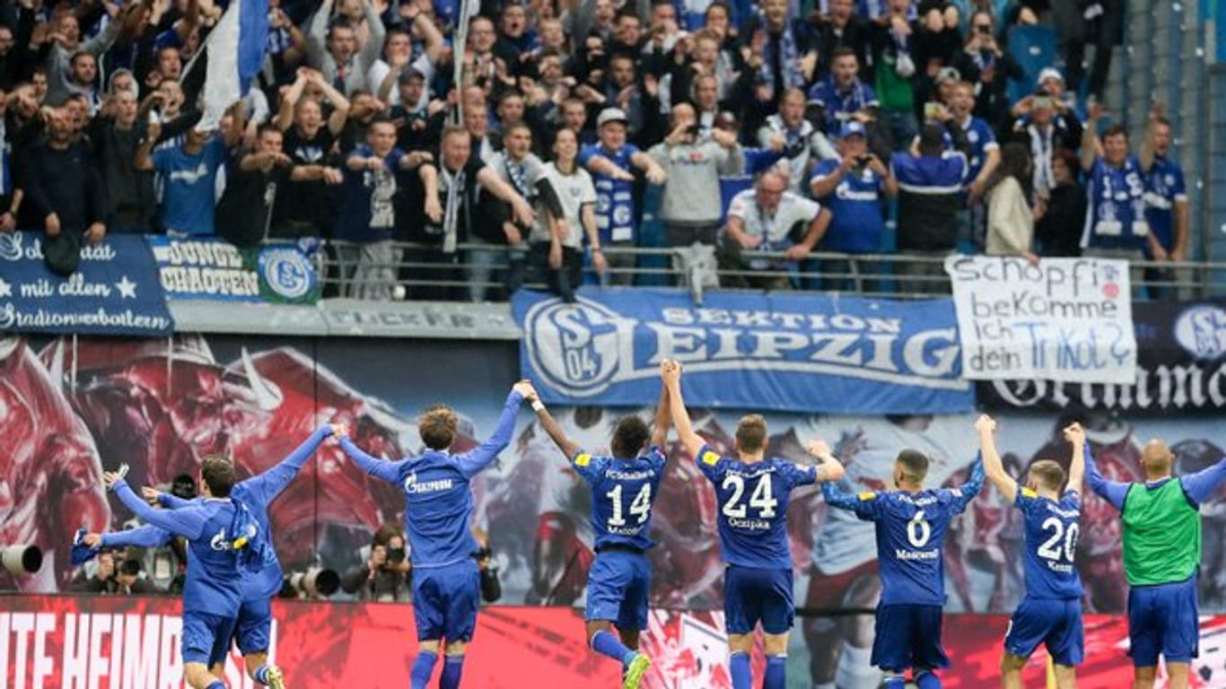Die Schalker Spieler lassen sich nach dem Sieg in Leipzig von den Fans feiern.