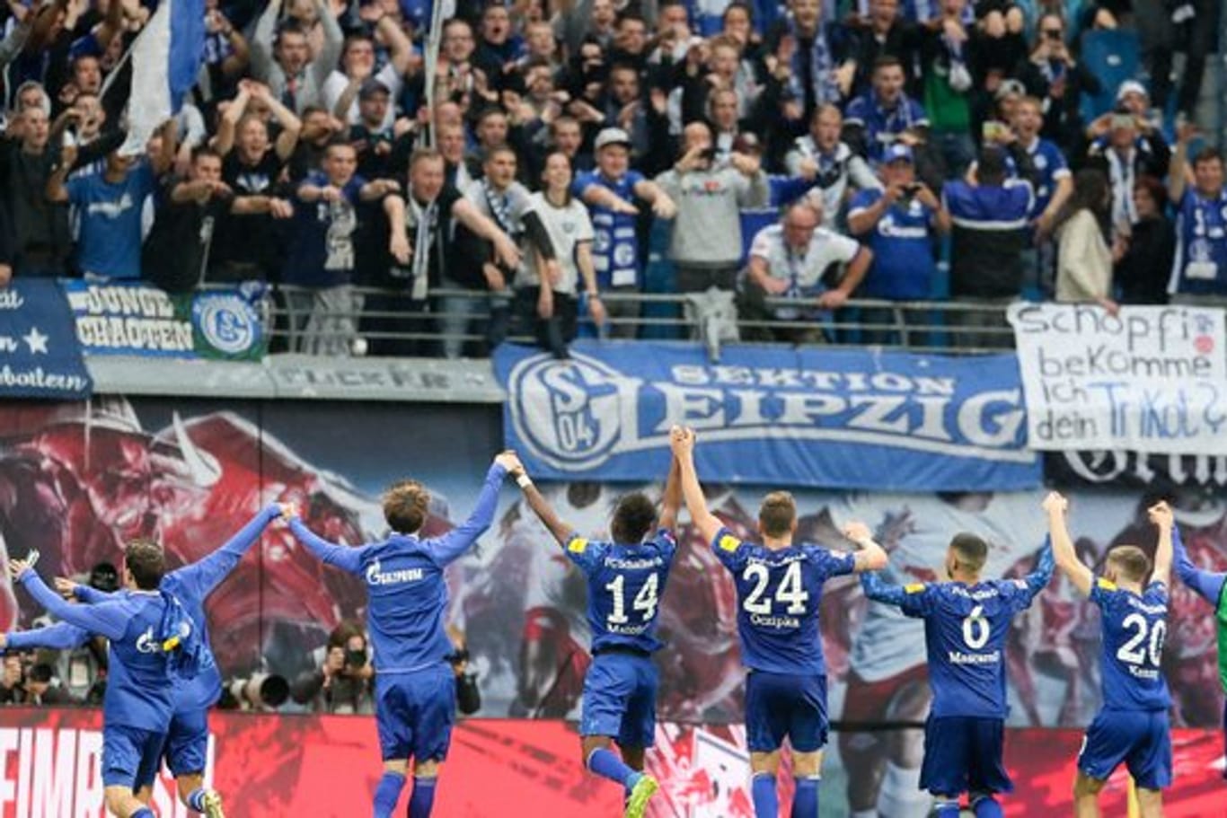 Die Schalker Spieler lassen sich nach dem Sieg in Leipzig von den Fans feiern.