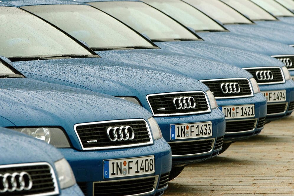 Neue Audis auf dem Parkplatz: Autobesitzer müssen sich nicht mehr in die Schlange bei der Zulassungsstelle einreihen.