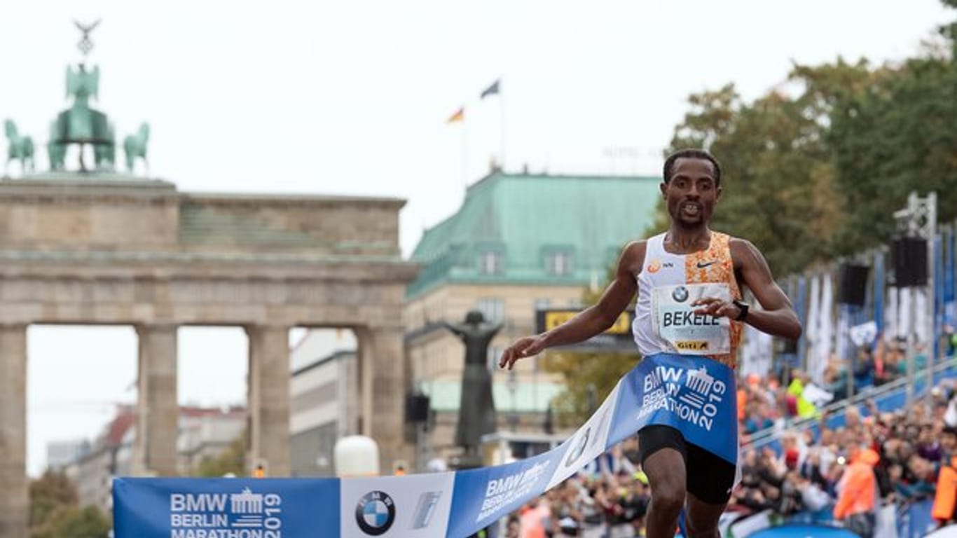 Kenenisa Bekele lief beim Berlin Marathon in 2:01:41 Stunden als Erster durchs Ziel.