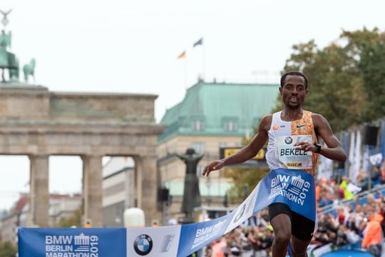 Kenenisa Bekele lief beim Berlin Marathon in 2:01:41 Stunden als Erster durchs Ziel.