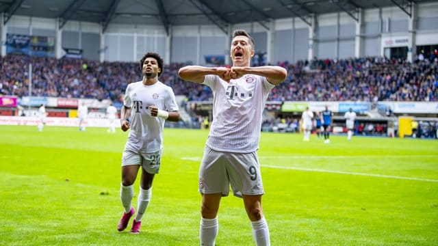 Robert Lewandowski (r) und Serge Gnabry trafen für die Bayern in Paderborn.