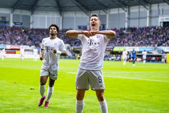 Robert Lewandowski (r) und Serge Gnabry trafen für die Bayern in Paderborn.