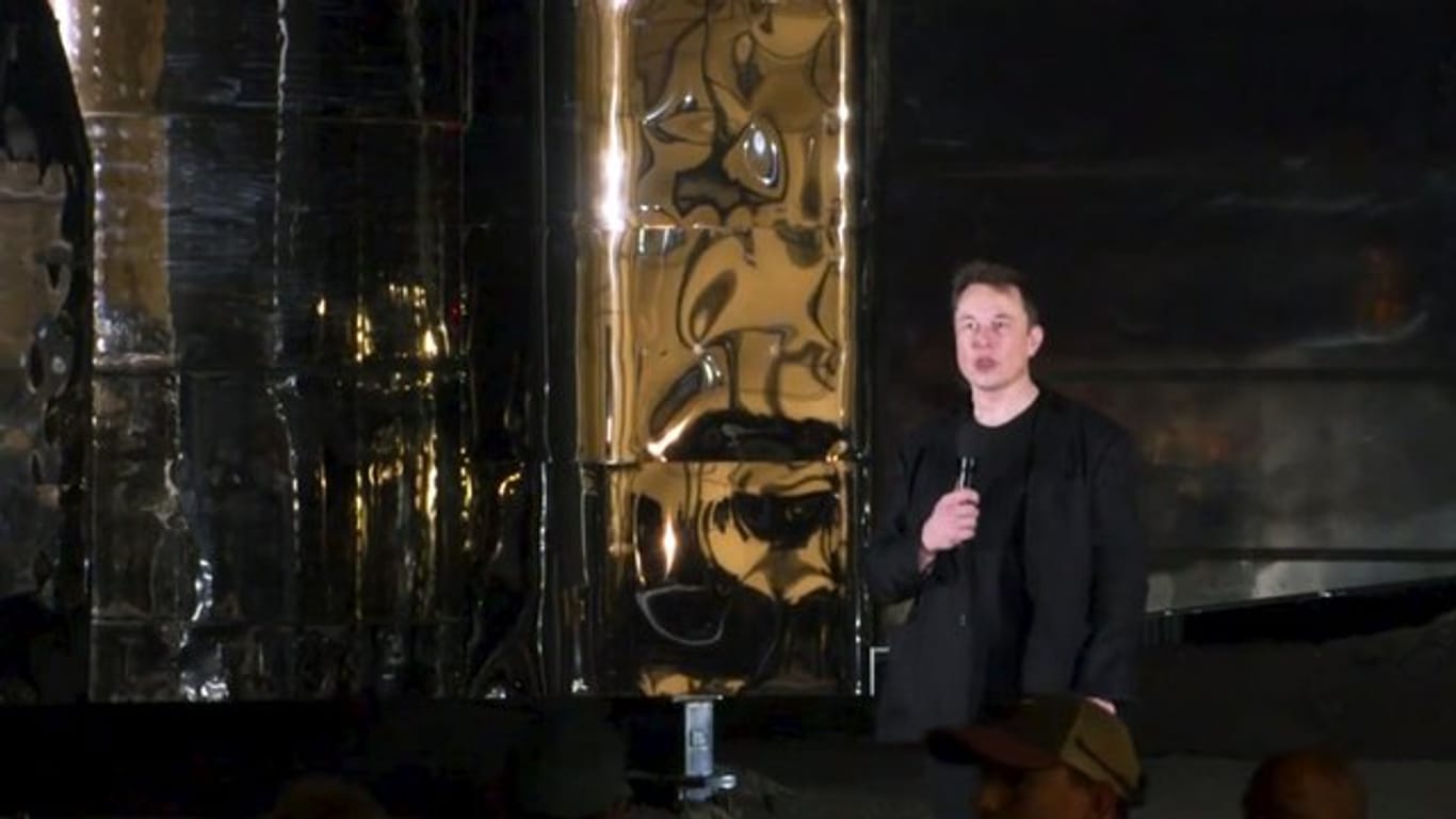 Dieses von SpaceX zur Verfügung gestellte Videostanbild zeigt Elon Musk bei der Präsentation eines Raumschiffs.